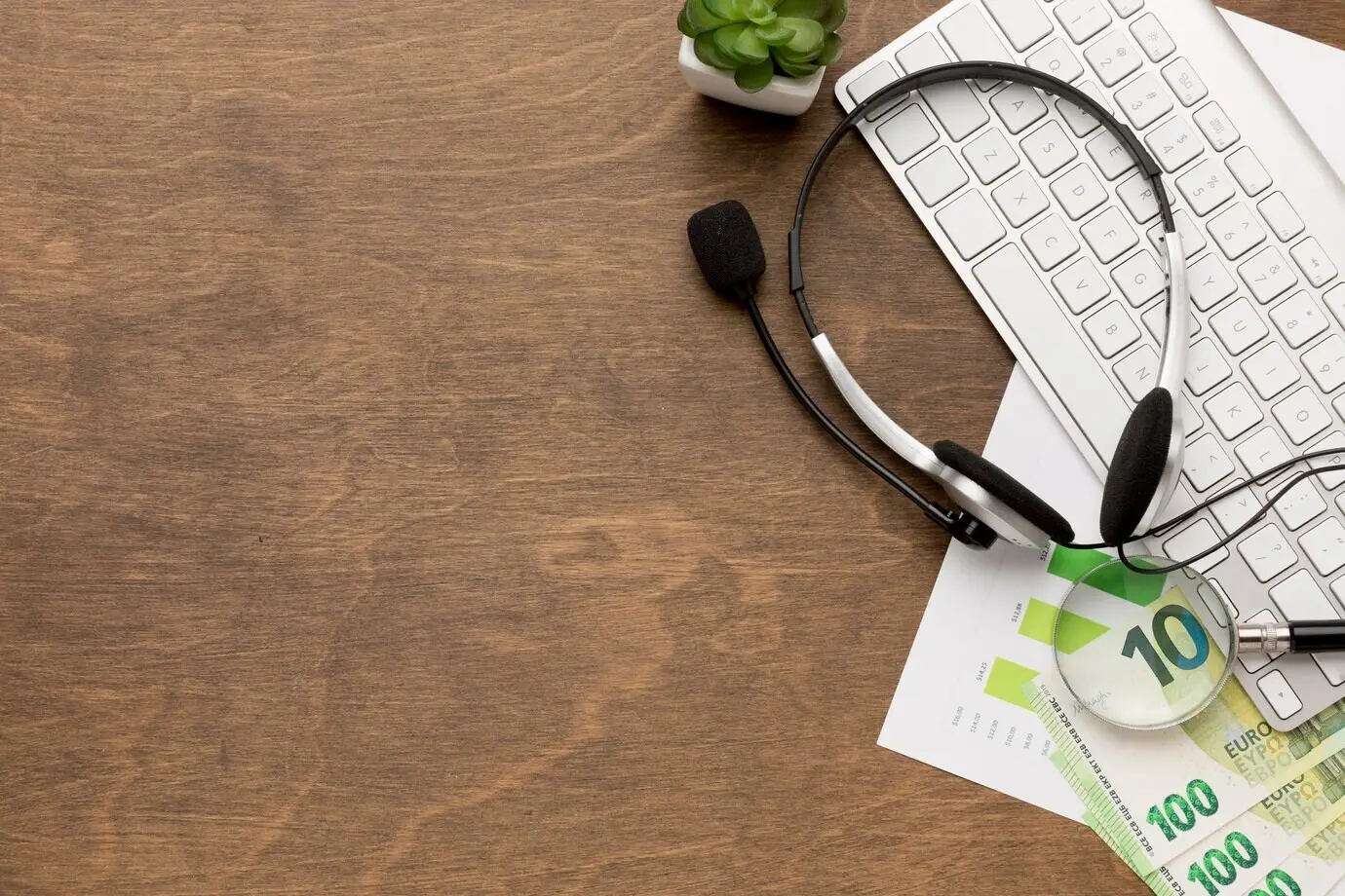 Вид сверху на деньги и технологии, со свободным пространством для текста.